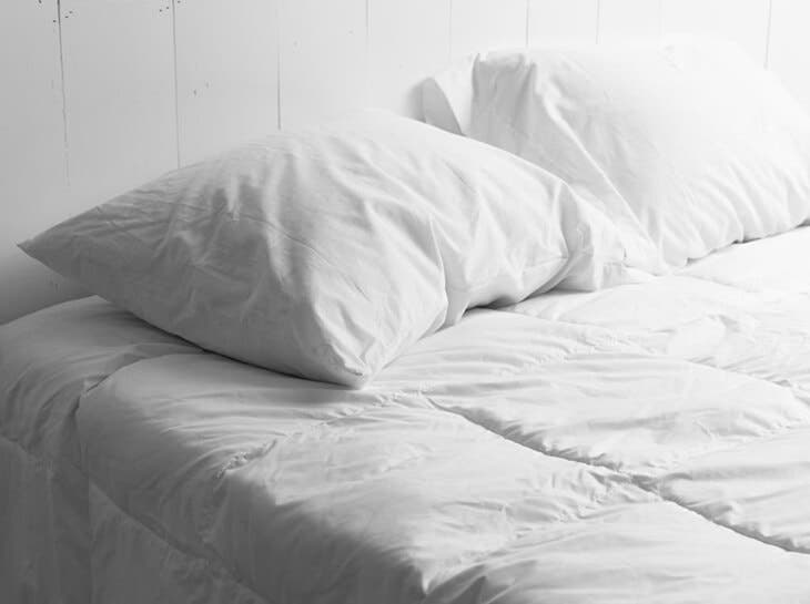Des oreillers sur le lit