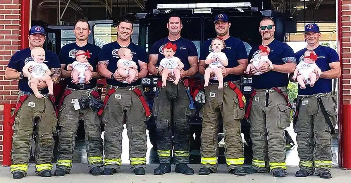 Des pompiers deviennent père presque au même moment et leurs photos sont adorables