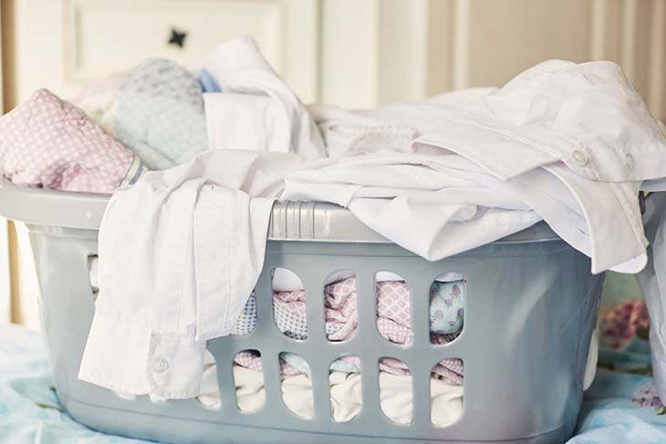 Çamaşır sepetinde temiz giysiler