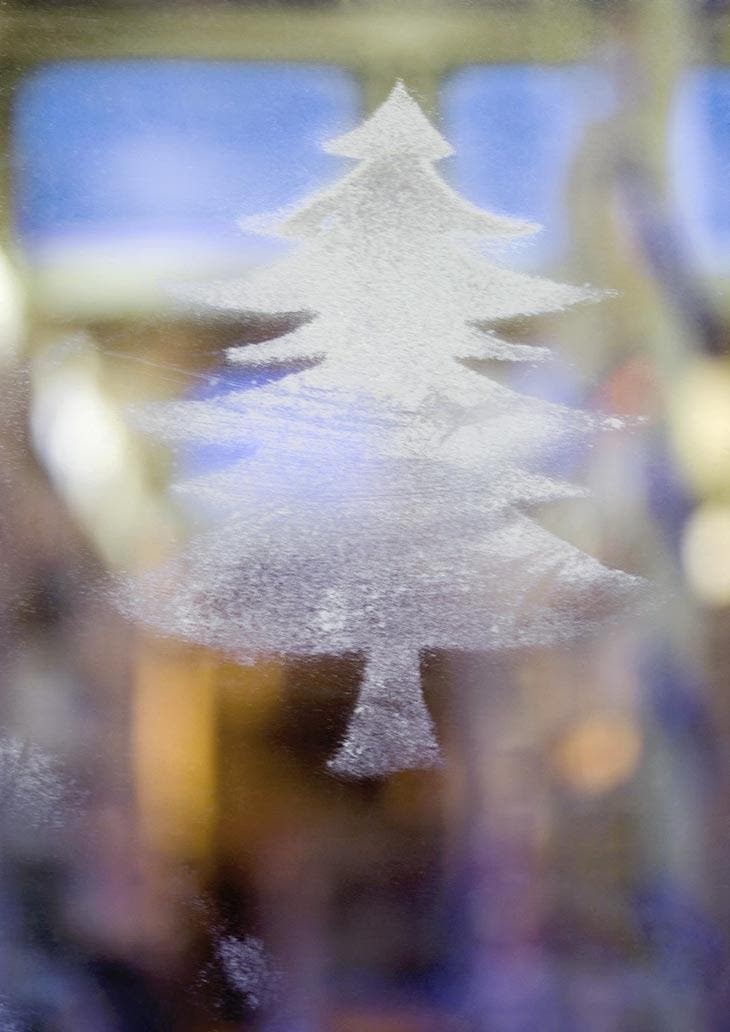 Dibuja árboles de Navidad en las ventanas.