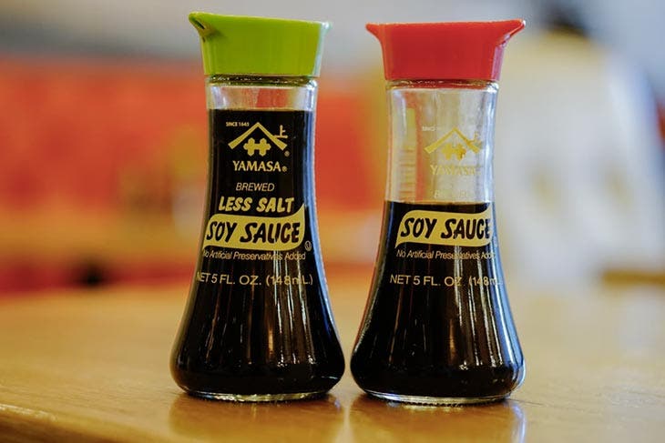 Due bottiglie di salsa di soia