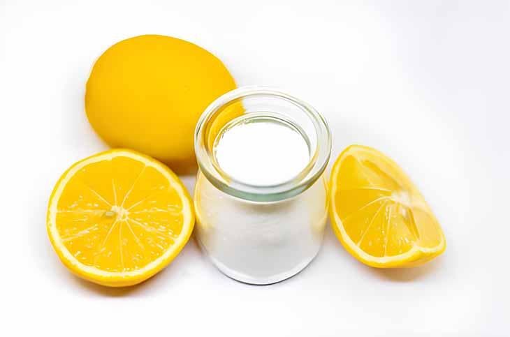 Deux citrons frais avec un bocal rempli de sel