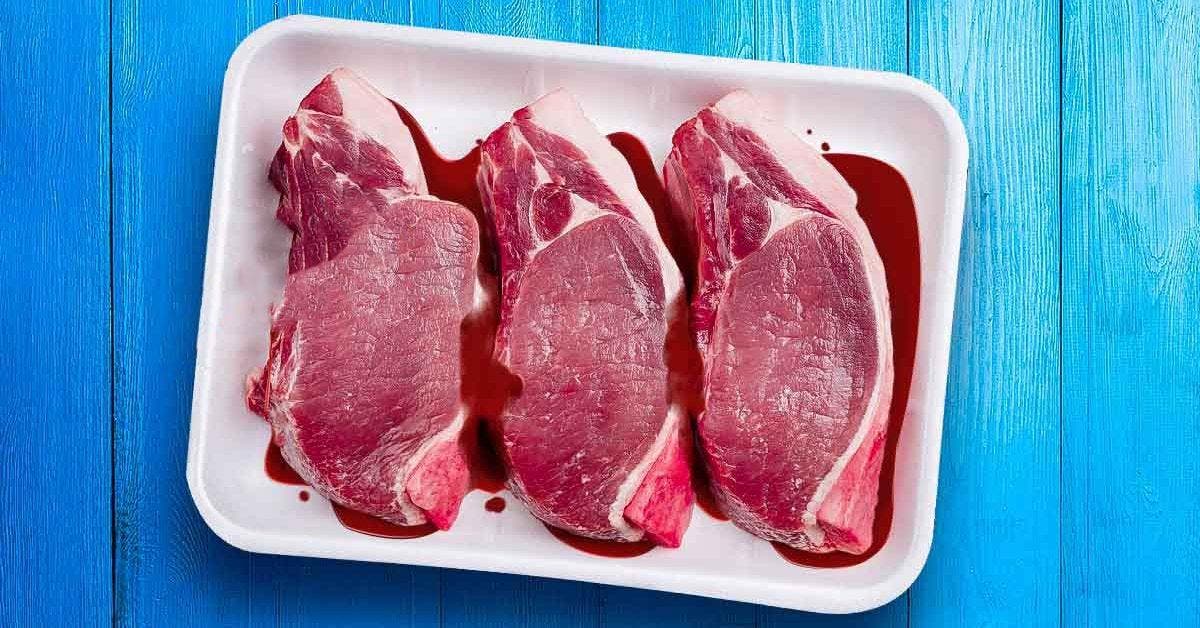 D'où vient le liquide rouge au fond des barquettes de viande