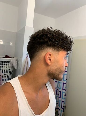 Drop fade sur cheveux bouclés