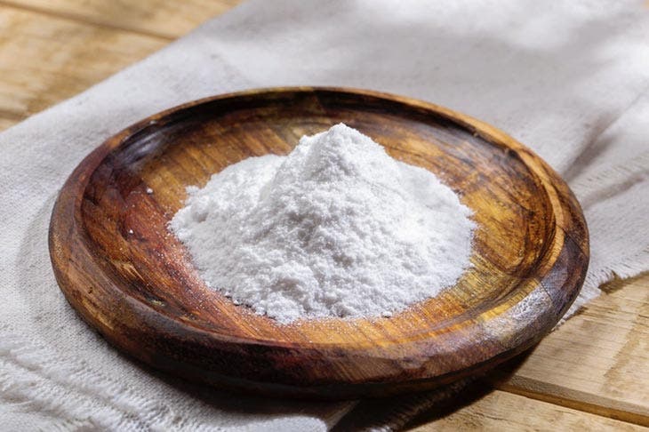 Du bicarbonate de soude dans un bol Du bicarbonate de soude dans un bol