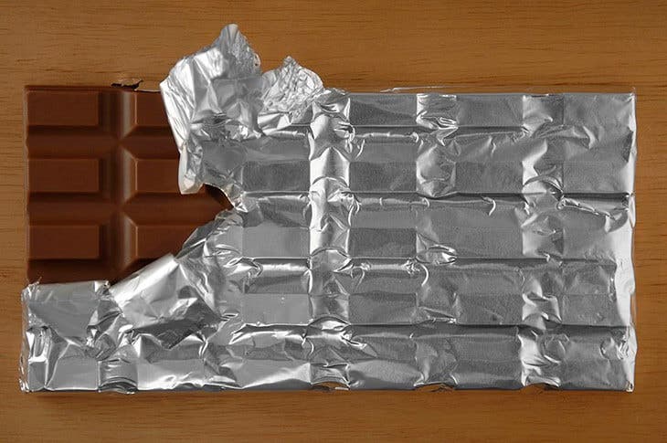 Du chocolat emballe dans du papier aluminium