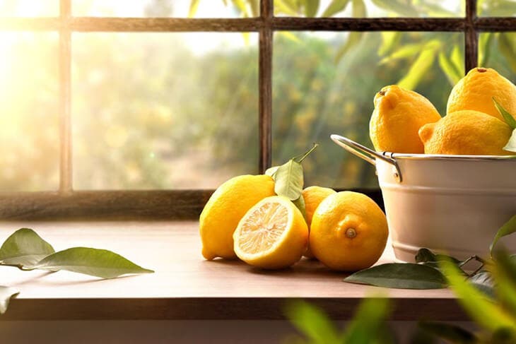 Limone su un piano da cucina