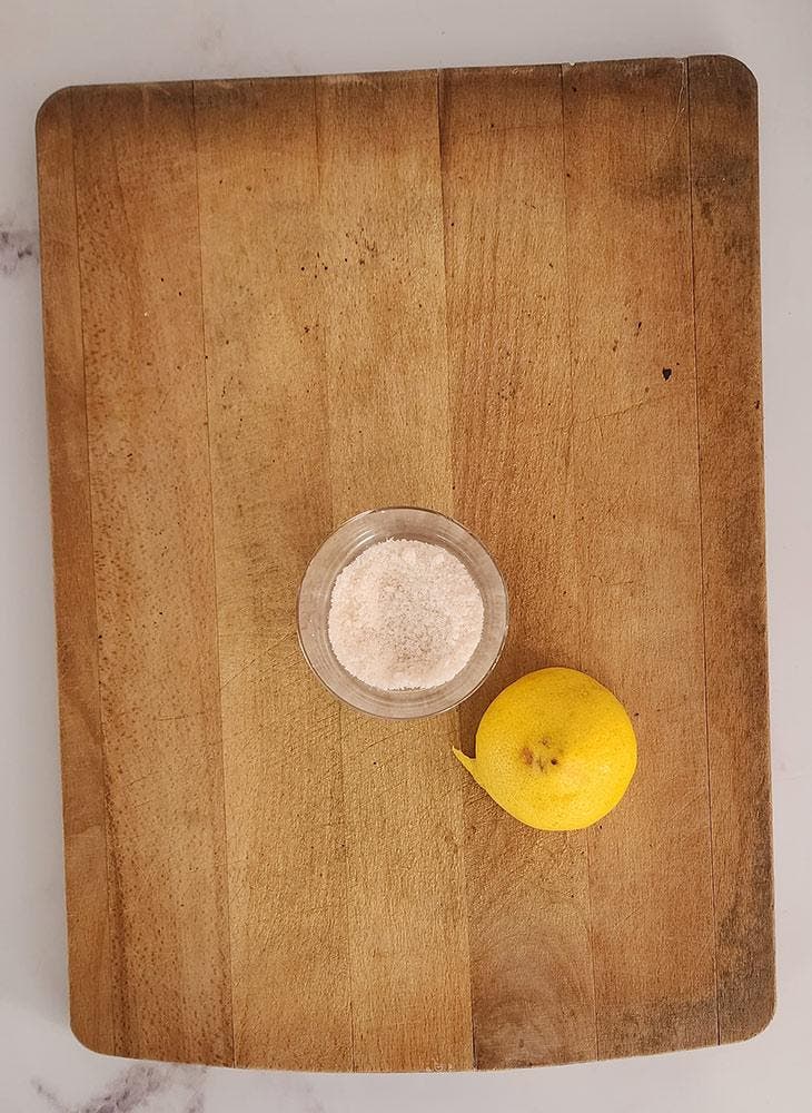 Sal y limón sobre una tabla de cortar