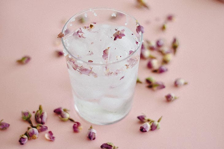 Agua de rosas en un vaso