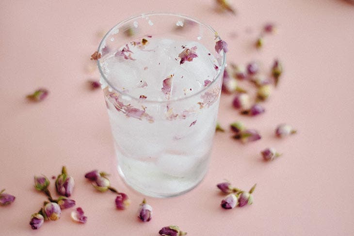 Eau de rose dans un verre