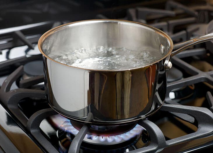 Boiling water in the pot