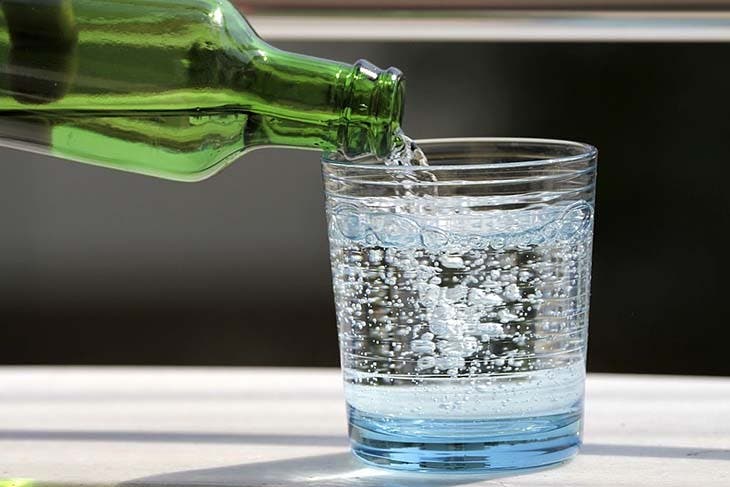 Acqua frizzante in un bicchiere