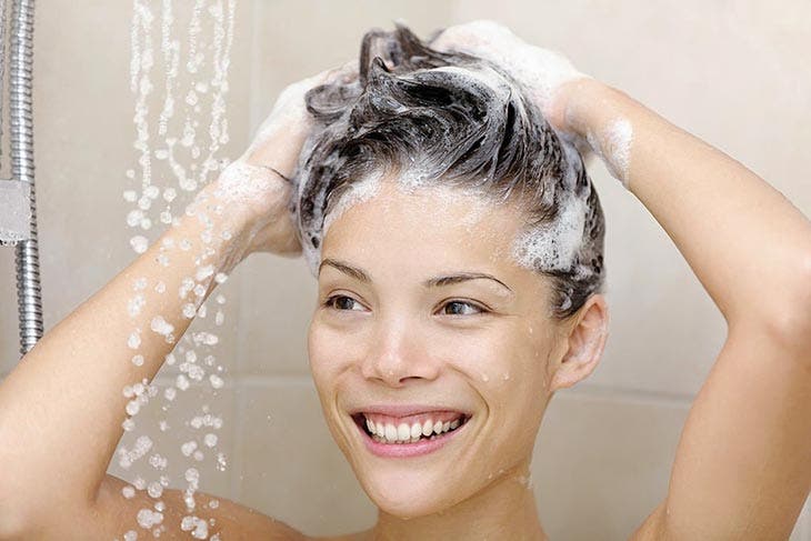 Éliminer le shampoing de ses cheveux