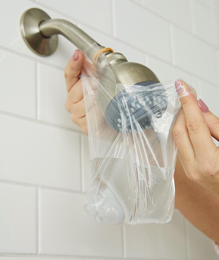 Rimuovere il calcare dal soffione della doccia