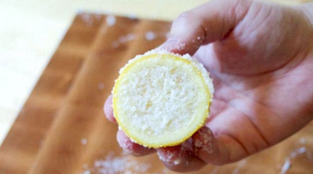 Elle frotte du sel sur un citron