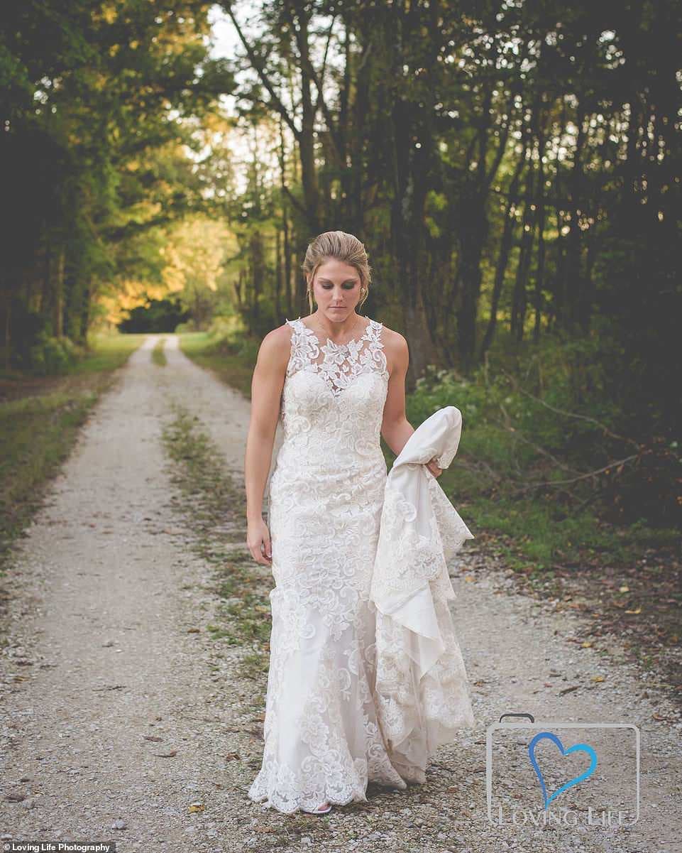 porte sa robe de mariée sur la tombe de son fiancé