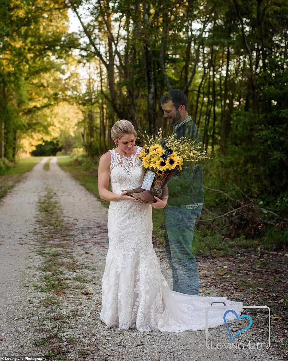 porte sa robe de mariée sur la tombe de son fiancé