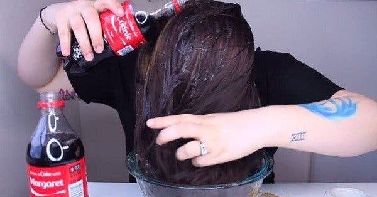 Elle verse une bouteille de Coca sur ses cheveux