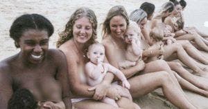 Elles célèbrent leurs corps de mamans en allaitant sous la pleine lune au bord de la plage