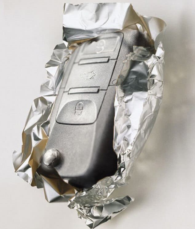 Avvolgi una chiave dell'auto in un foglio di alluminio