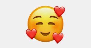 Emoji souriant avec coeurs