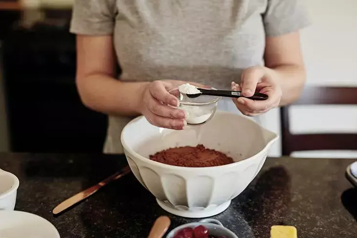 5 cose che non dovresti mai pulire con il bicarbonato di sodio 4 In cucina, usa il bicarbonato di sodio