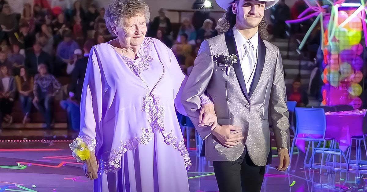 En l’absence d’une cavalière il a décidé d’emmener son arrière-grand-mère au bal du lycée ils illuminent la soirée