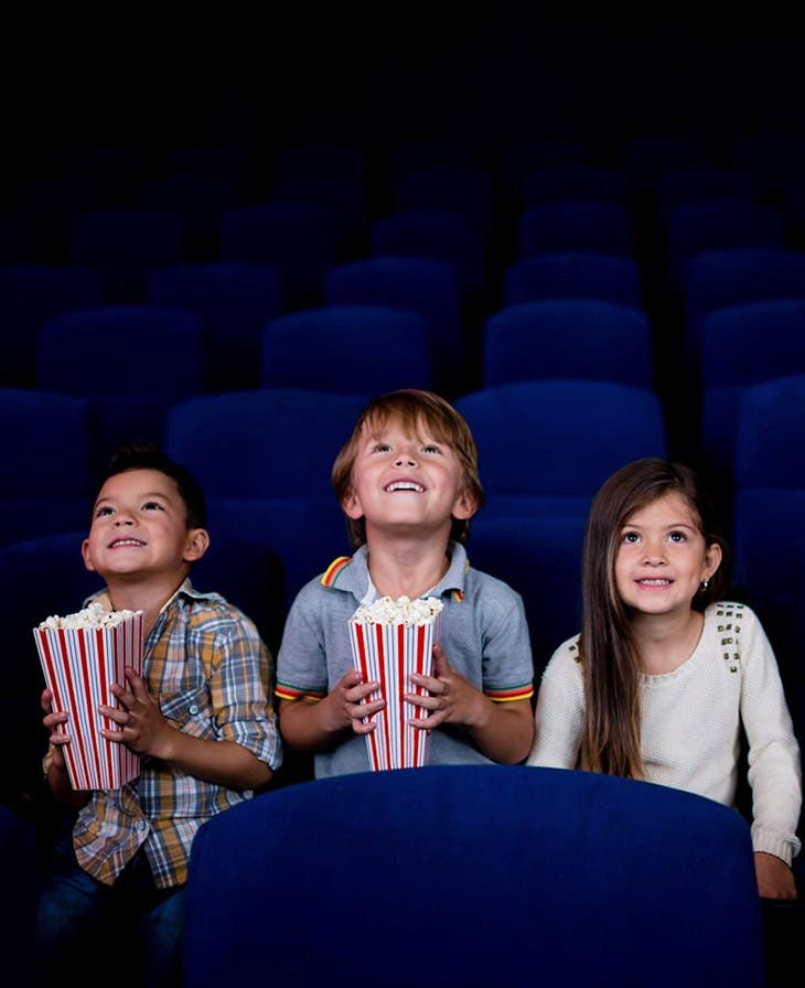 Enfants en train de regarder un film