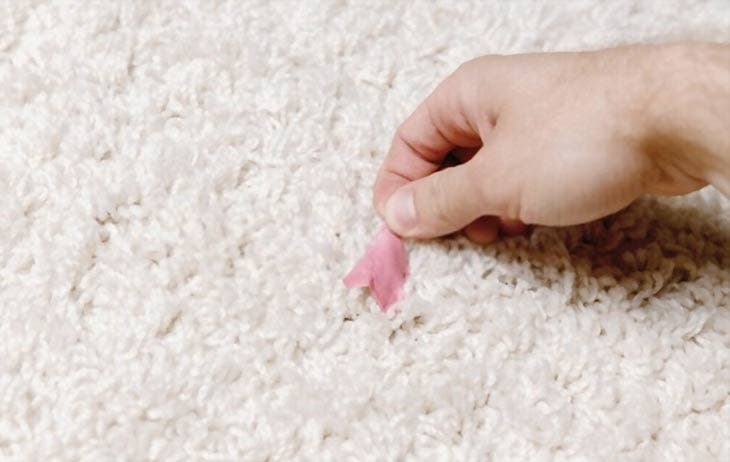 Quitar chicle de la alfombra