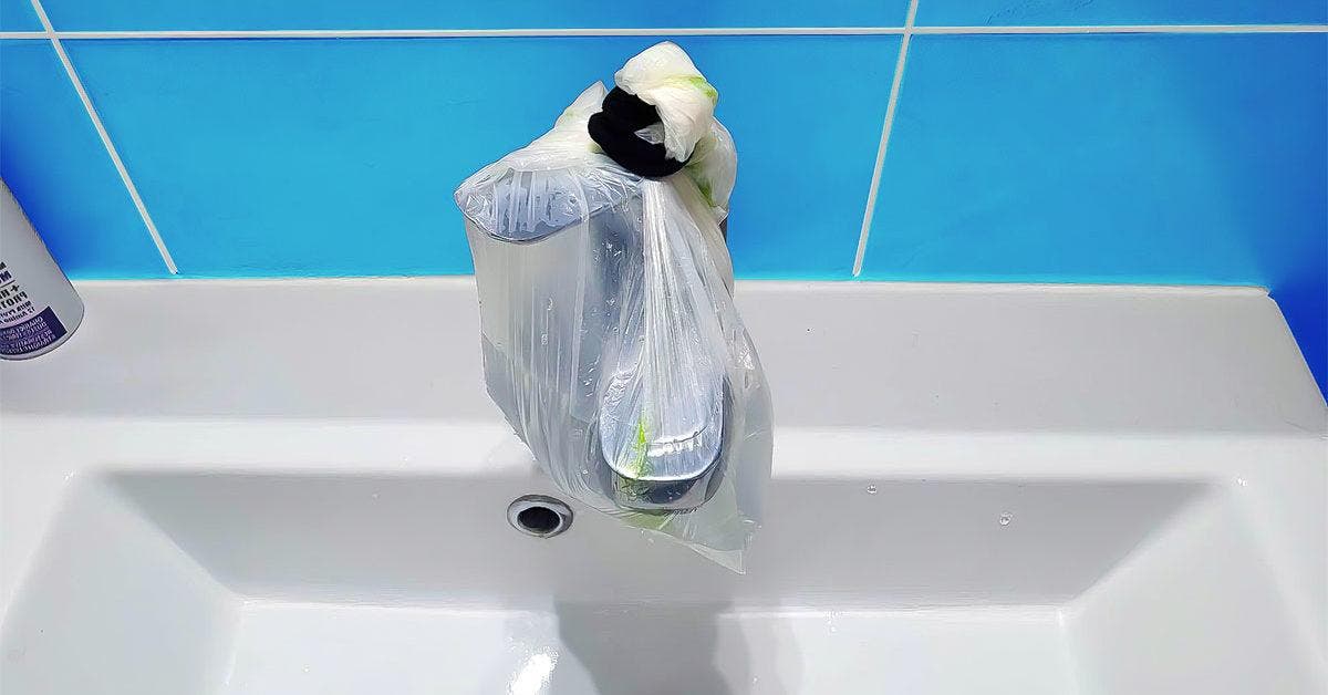 Enveloppez un sac en plastique sur votre robinet pour résoudre un problème très courant final