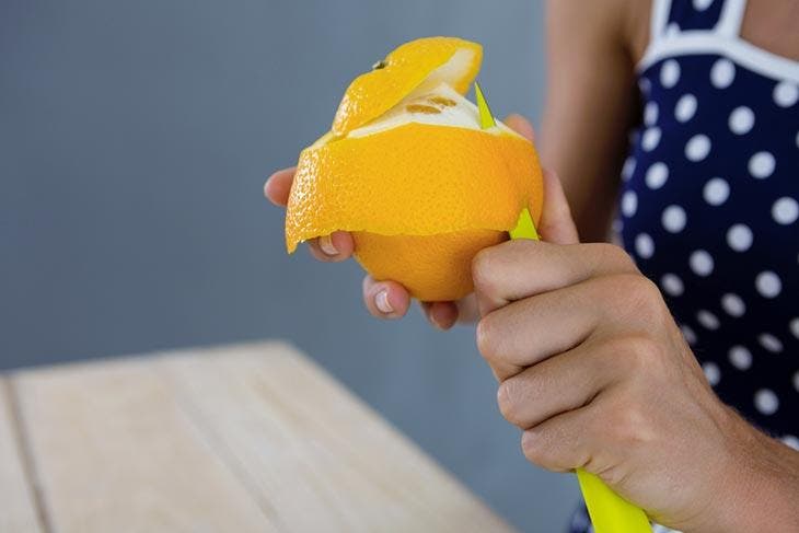 pelar la naranja