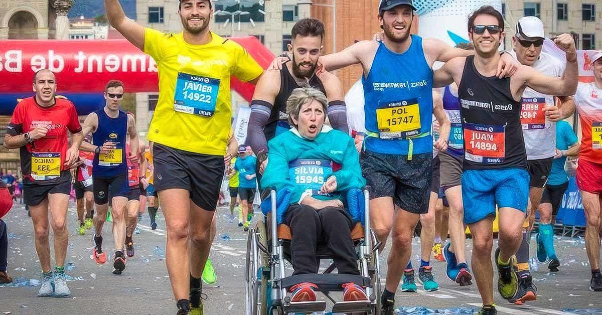 Eric Domingo Roldán court un marathon avec sa mère en fauteuil roulant et bat un record mondial