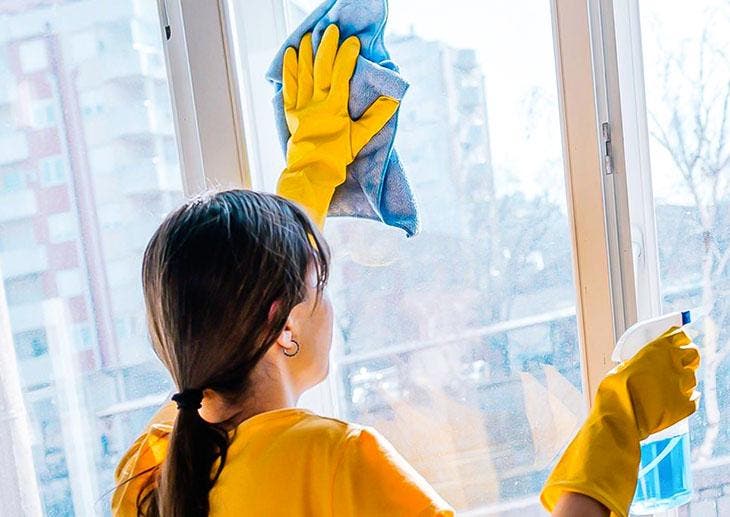 Limpie las ventanas con un paño de microfibra final