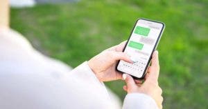 Est-il possible de lire les SMS de quelqu'un sans qu'il le sache ?