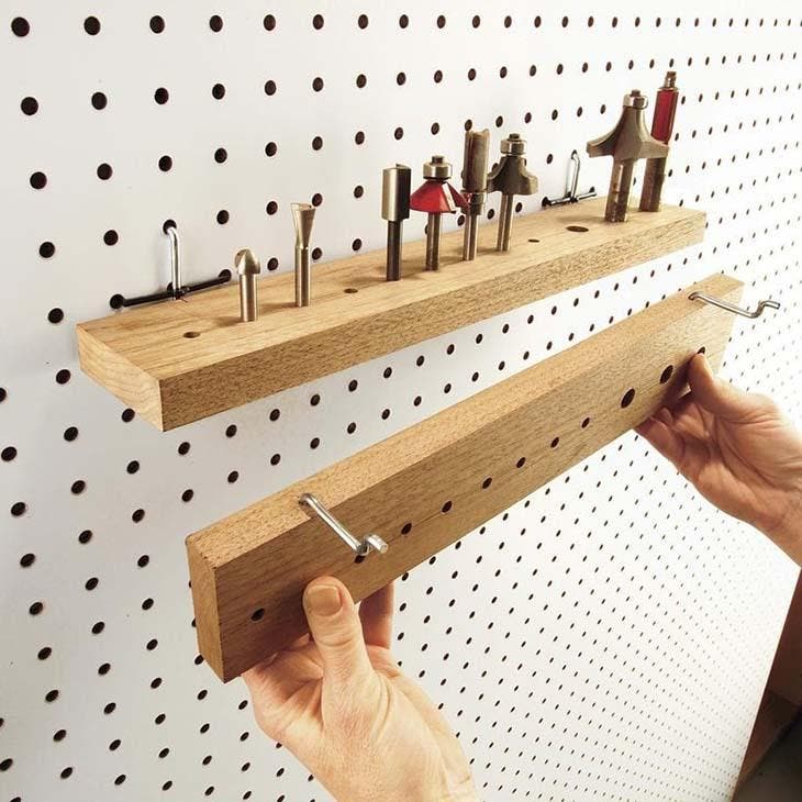 Estantes de madera en pegboard