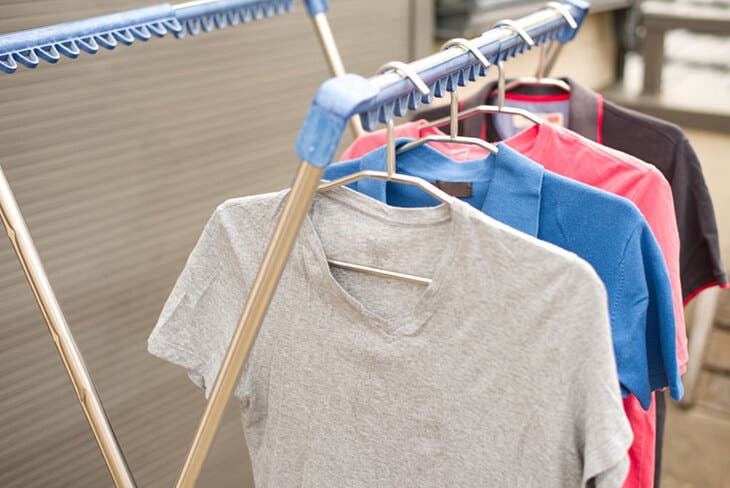 Faire sécher les vêtements sur des cintres Faire sécher les vêtements sur des cintres