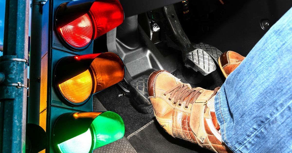 Faut-il garder un pied l'embrayage lorsque la voiture est au feu rouge