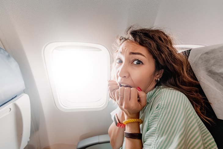 Femme anxieuse pendant un vol d’avion