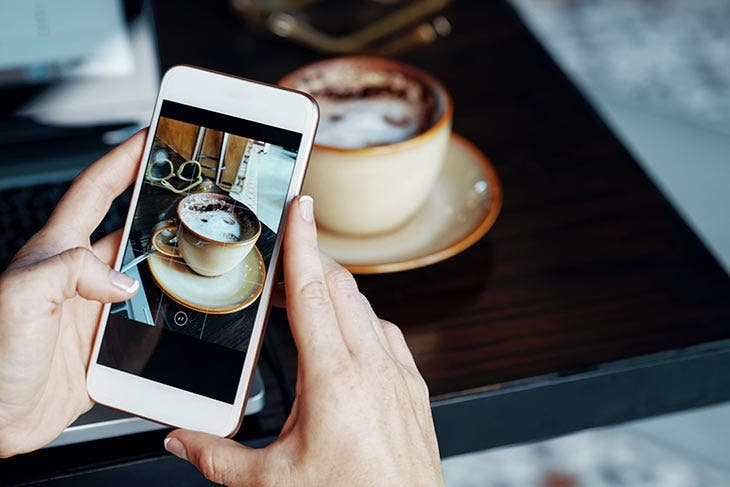 Mujer tomando una foto con su teléfono inteligente