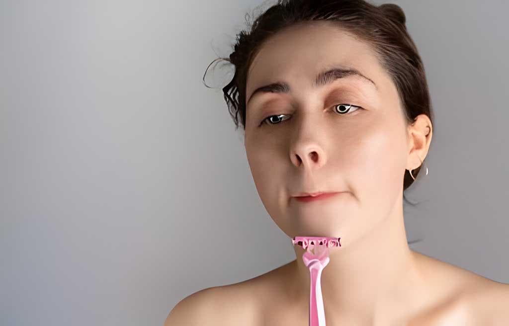 Femme se rasant le visage