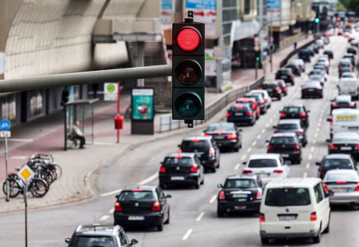 Feu rouge : cent ans qu'il nous en fait voir de toutes les couleurs