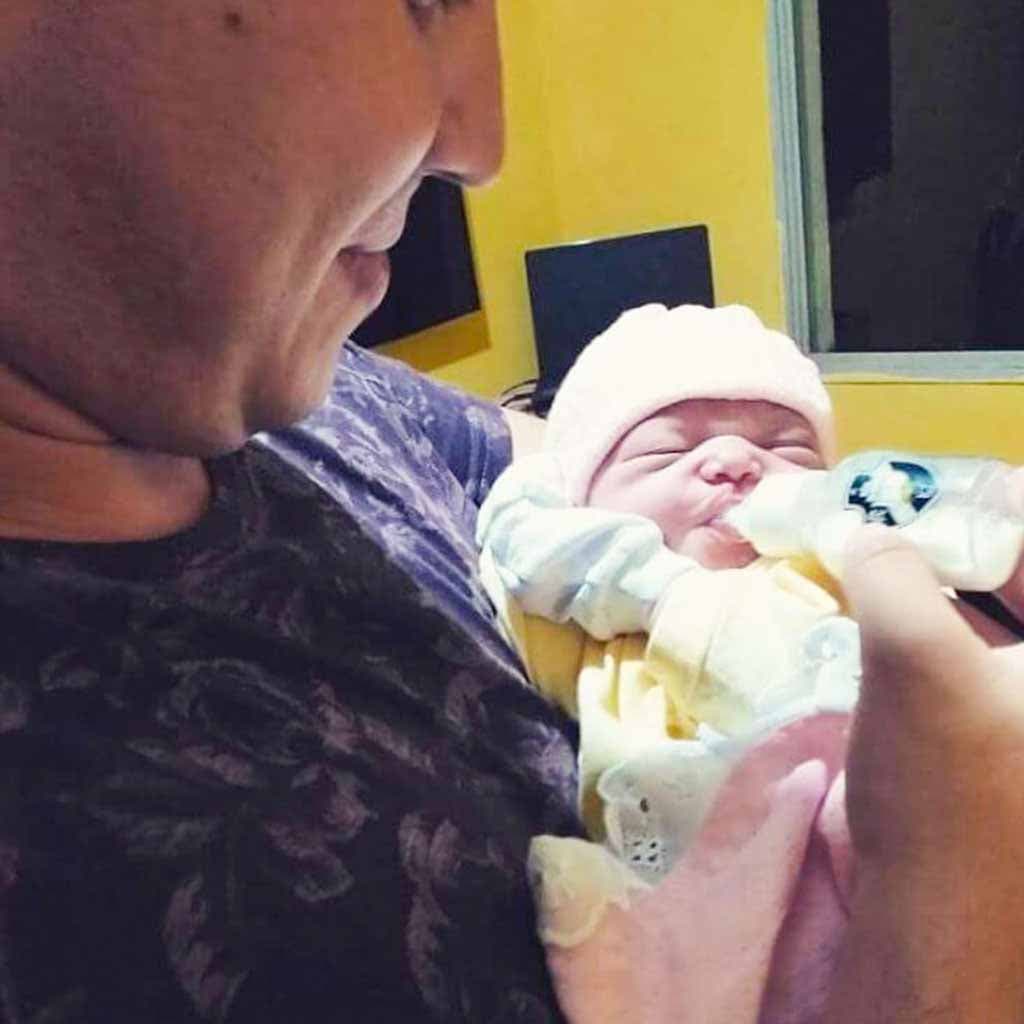 Flávio avec son nouveau-né