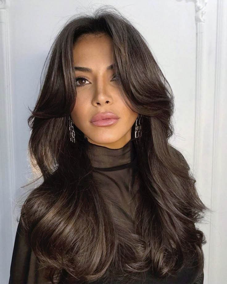 Frange rideau longue sur cheveux bruns Frange rideau longue sur cheveux bruns