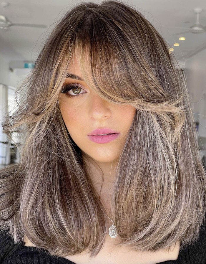 Frange rideau longue sur cheveux mi-longs Frange rideau longue sur cheveux mi-longs