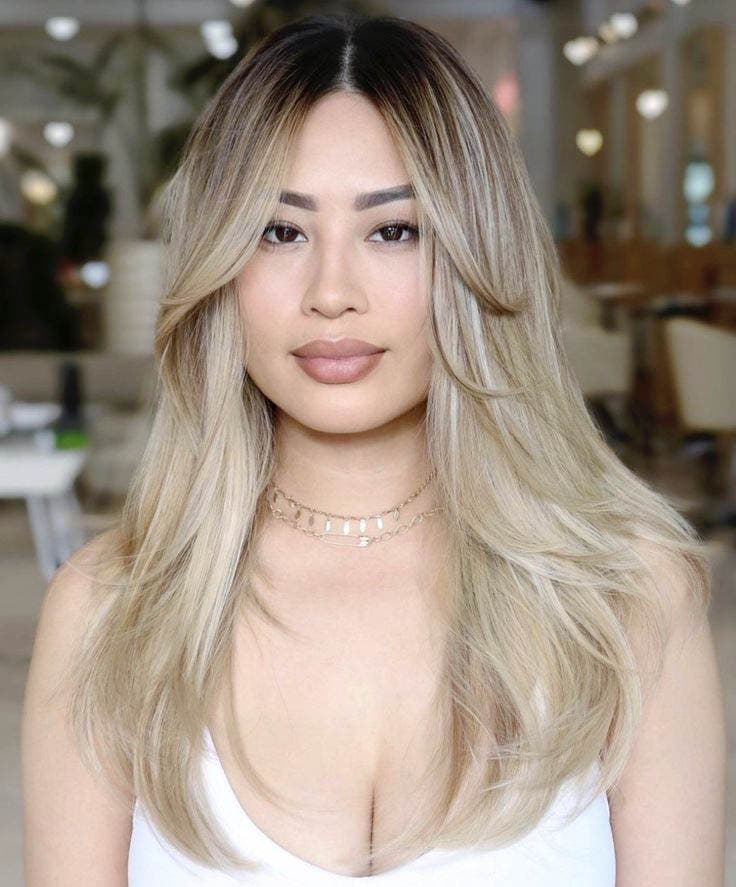 Frange rideau longue sur des cheveux raides Frange rideau longue sur des cheveux raides
