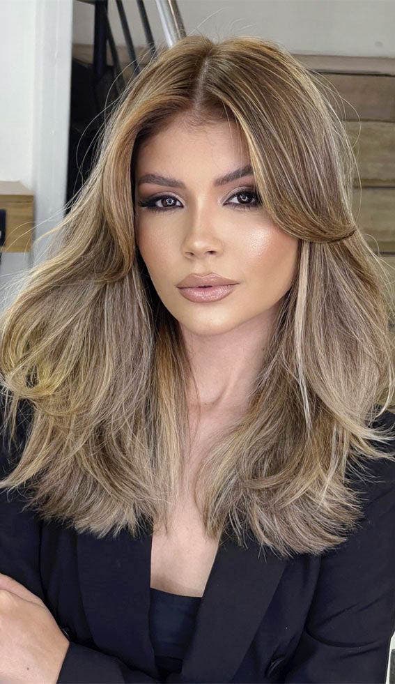 Frange rideau longue sur un blond sableux Frange rideau longue sur un blond sableux