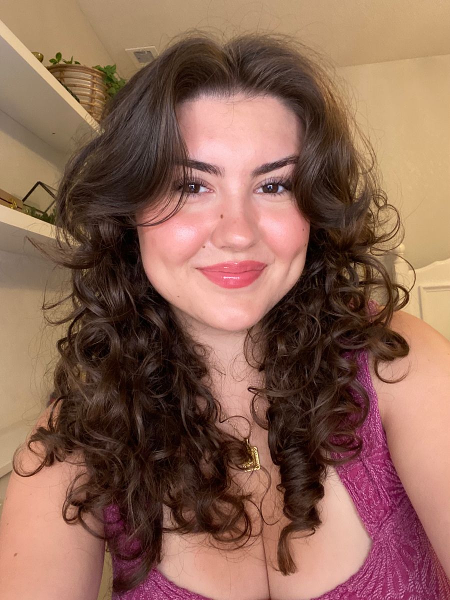 Frange rideau sur cheveux bouclés