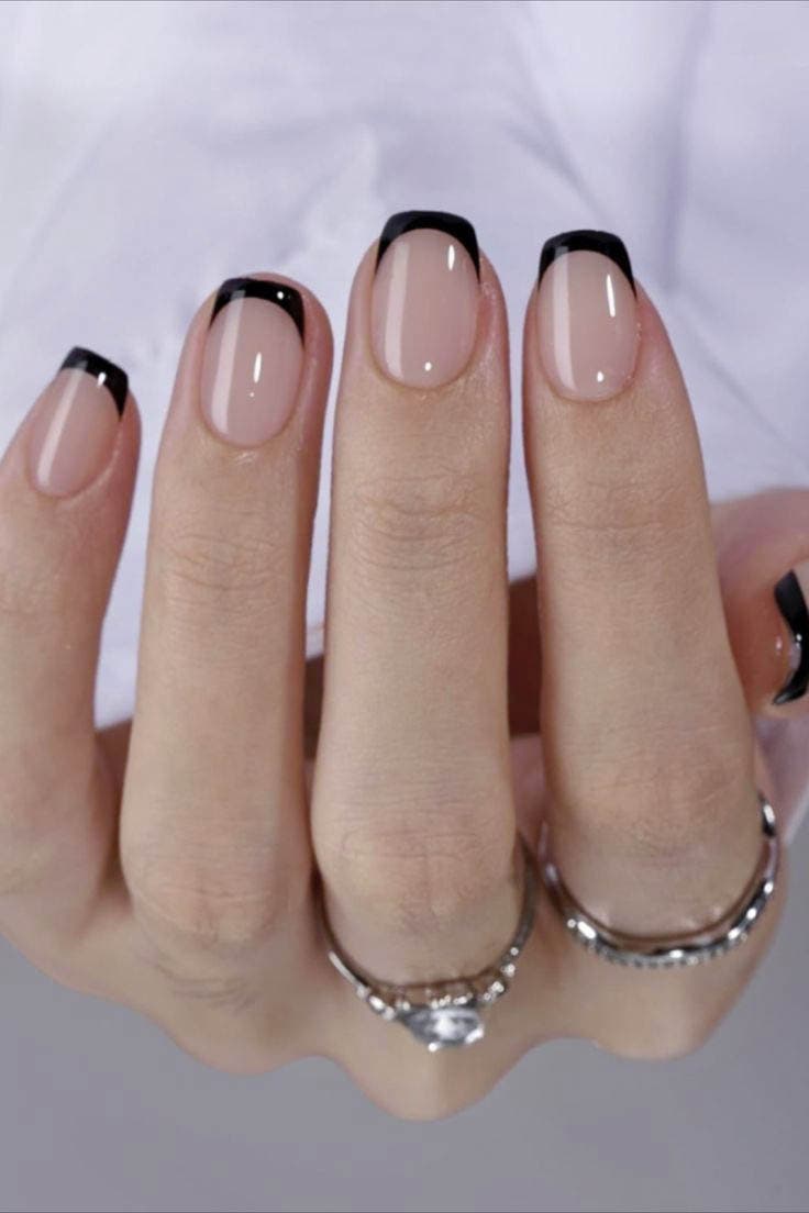 French manucure inversé noir sur ongles courts en acrylique French manucure inversé noir sur ongles courts en acrylique
