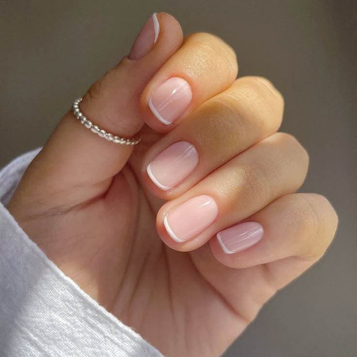 French manucure nude et blanc sur ongles courts en acrylique French manucure nude et blanc sur ongles courts en acrylique