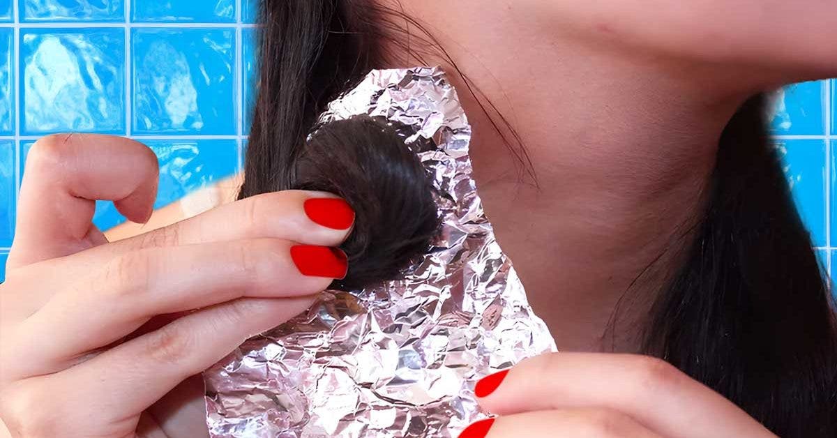Frottez vos cheveux avec du papier aluminium. Cette astuce ingénieuse fait des merveilles